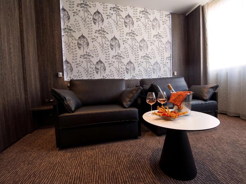 Executive Family Room with Double Bed image 3