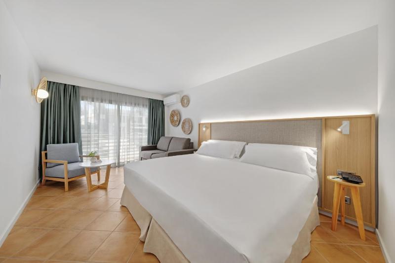 Superior Side Sea View  (2 adults + 1 child) image 1