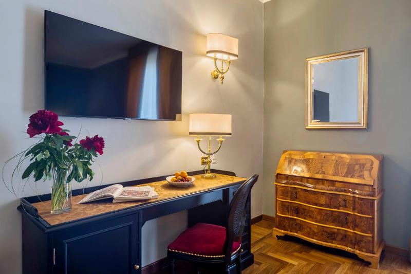 Deluxe Double or Twin Room image 4