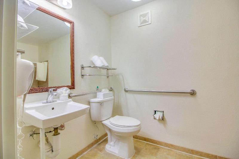 Queen Suite - Accessible/Non-Smoking image 4