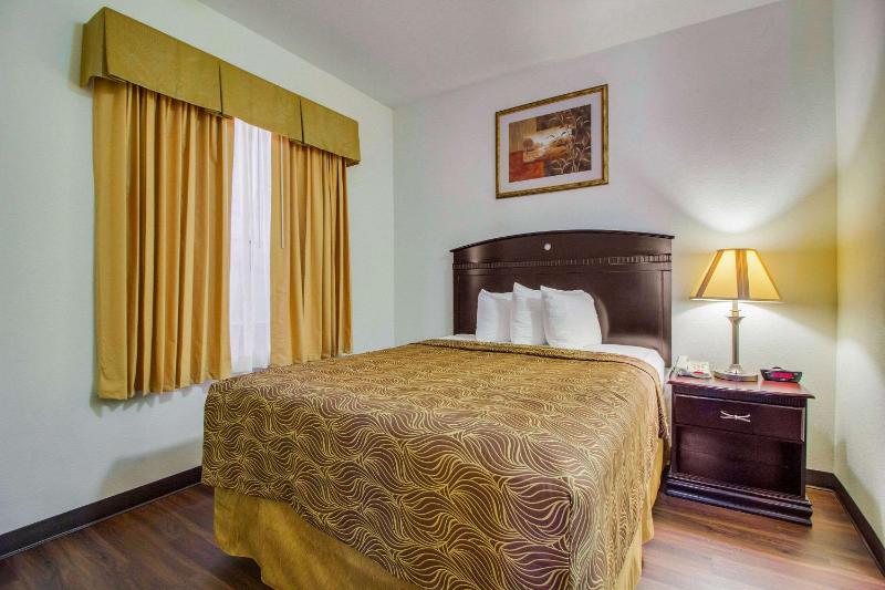 Queen Suite with Sofa Bed - Non-Smoking image 1