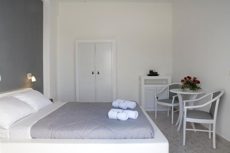 Double Room image 3