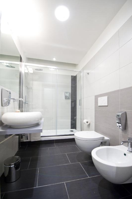 Large Double or Twin Room image 4