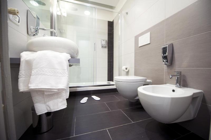 Large Double or Twin Room image 2