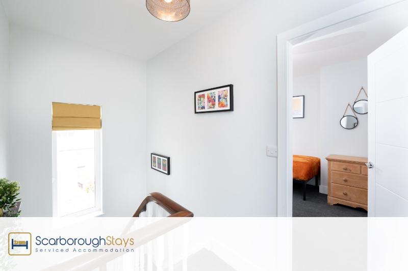 Scarborough Stays - Trafalgar Lodge - 4 bedroomed house - Free Parking - image 5