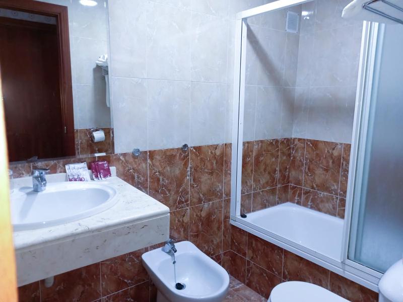 Double Room with A/C and Heating image 3