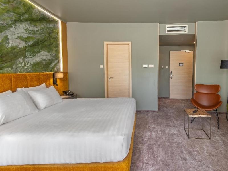 Premium Family room image 4