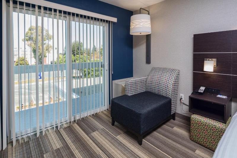 Standard King Room with Balcony image 3