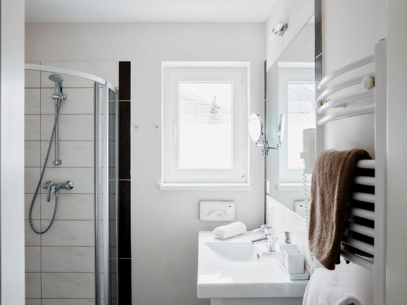 Standard Double Room image 3