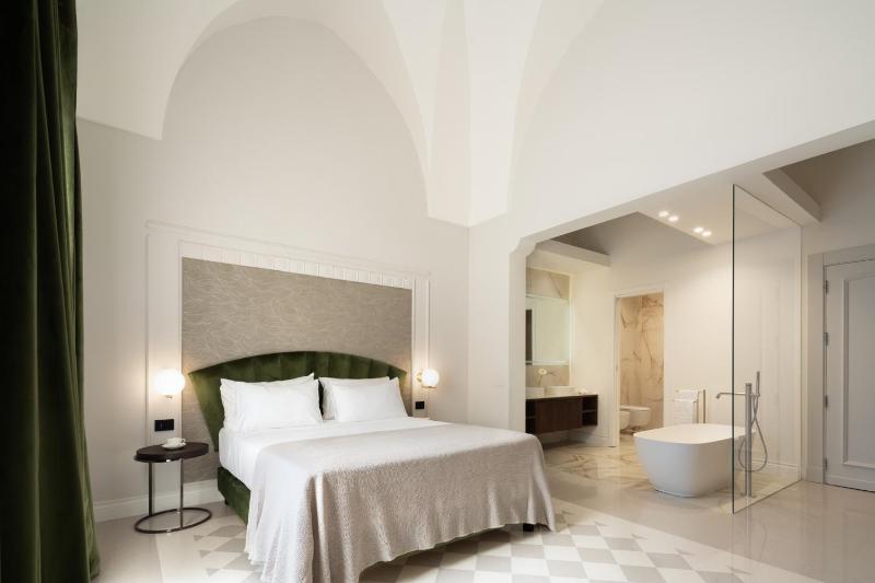 Deluxe Double Room image 1