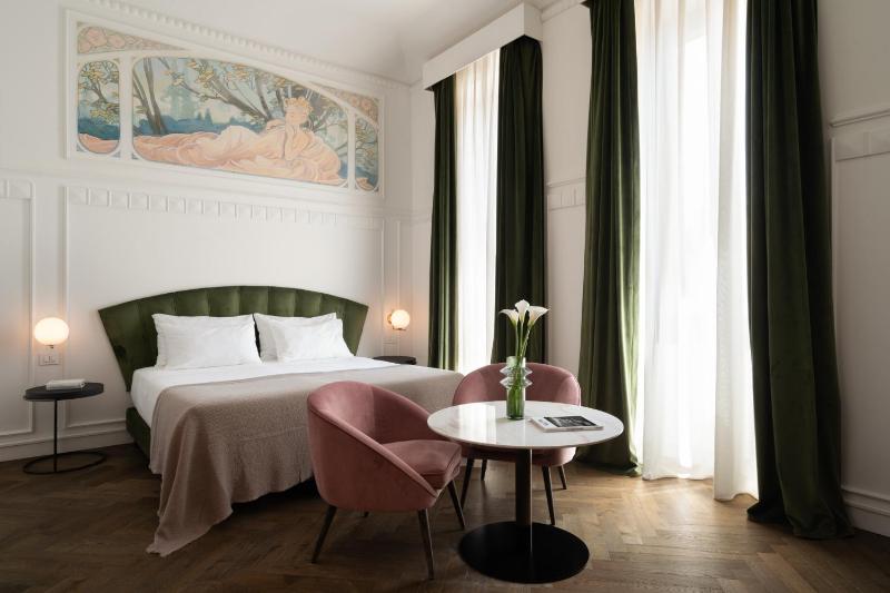Deluxe Double Room with City View image 4