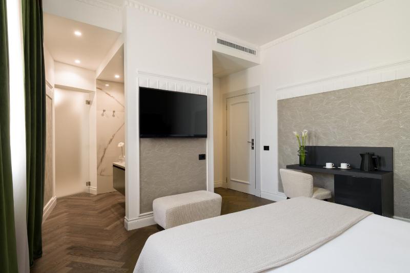 Deluxe Double Room image 3