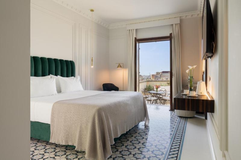 Deluxe Double Room with Terrace image 3