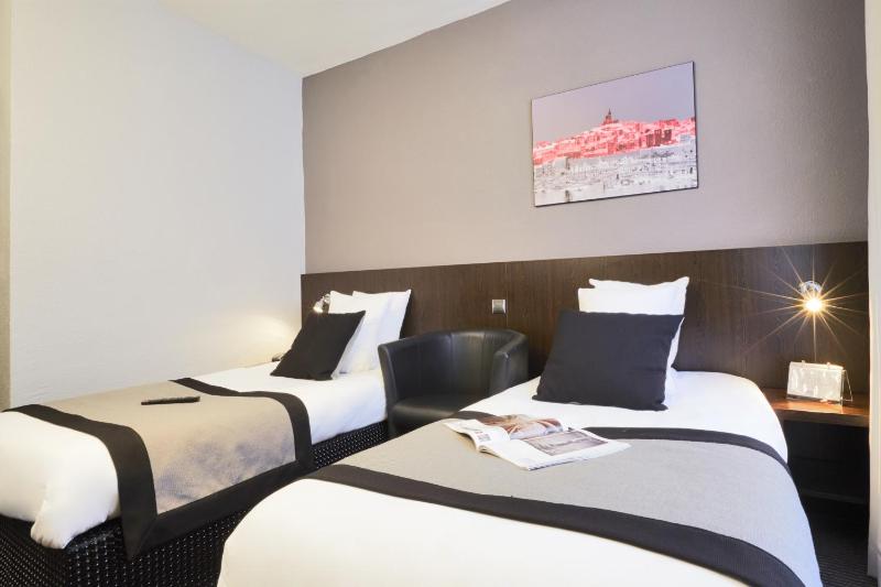 Twin Room image 3