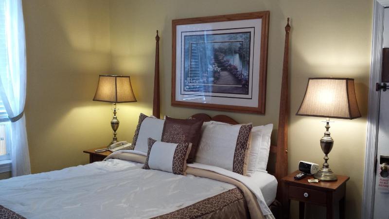 Deluxe Queen Room image 2
