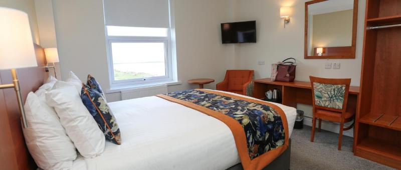Double Room with Coastal View image 4
