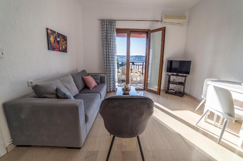 One-Bedroom Apartment with Sea View image 2