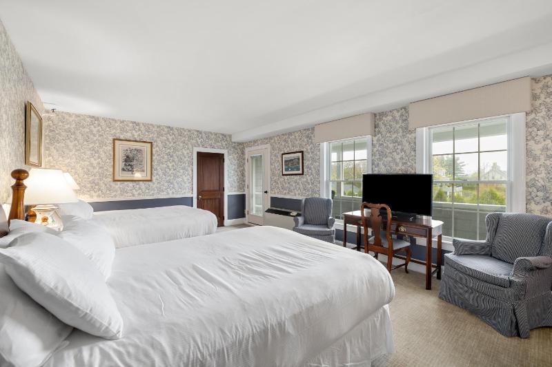 Deluxe Queen Room with Two Queen Beds image 3
