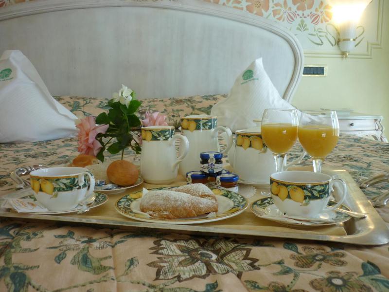 Suite with Sea View image 4