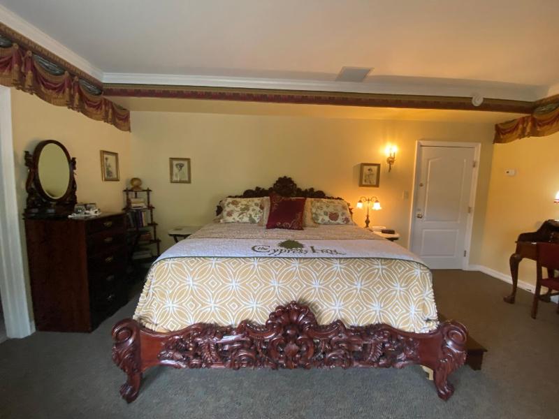 Deluxe King Room image 1