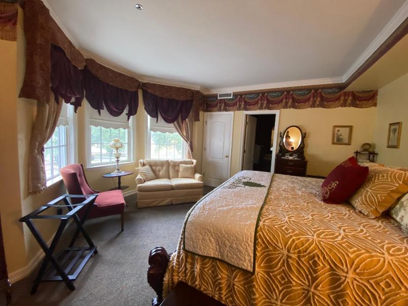 Deluxe King Room image 4