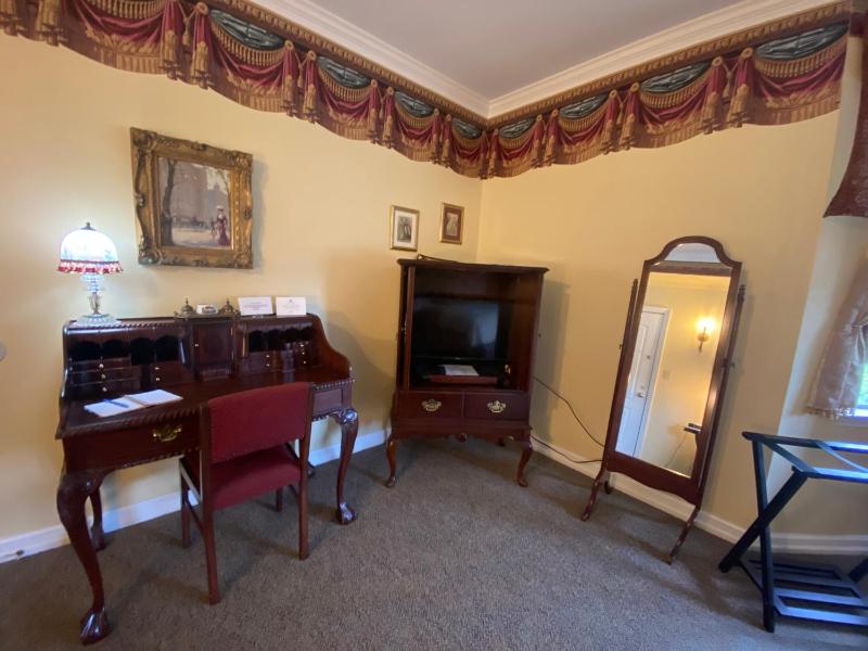 Deluxe King Room image 2