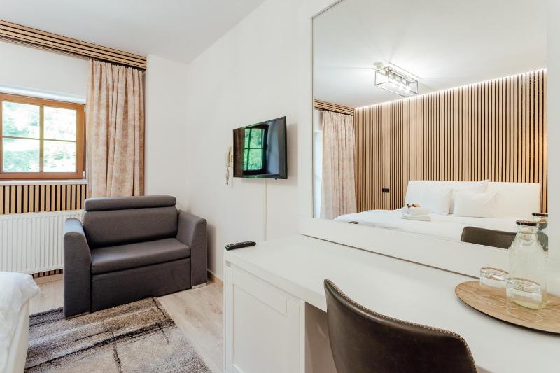 Double or Twin Room with Balcony image 4