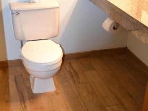 Deluxe Room, 1 King Bed, Refrigerator & Microwave, Top Floor image 2