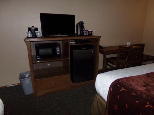 Deluxe Room, 2 Queen Beds, Refrigerator & Microwave, Top Floor image 4