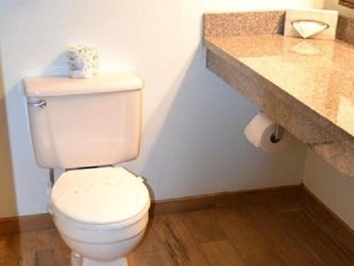Deluxe Room, 2 Queen Beds, Refrigerator & Microwave, Top Floor image 2