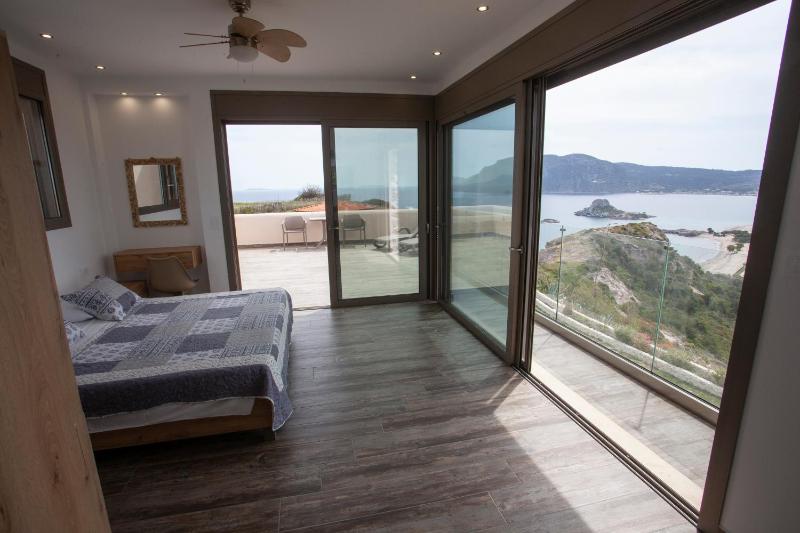 Superior Triple Room with Sea View image 4
