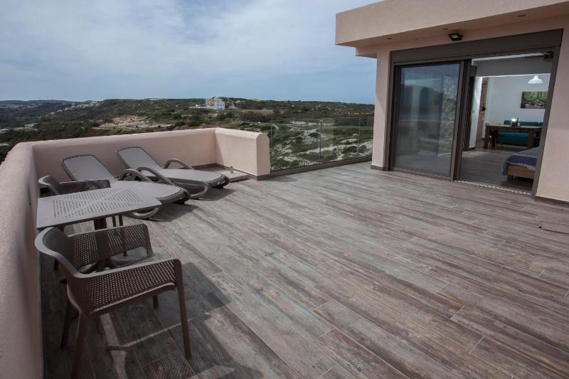 Superior Triple Room with Sea View image 3