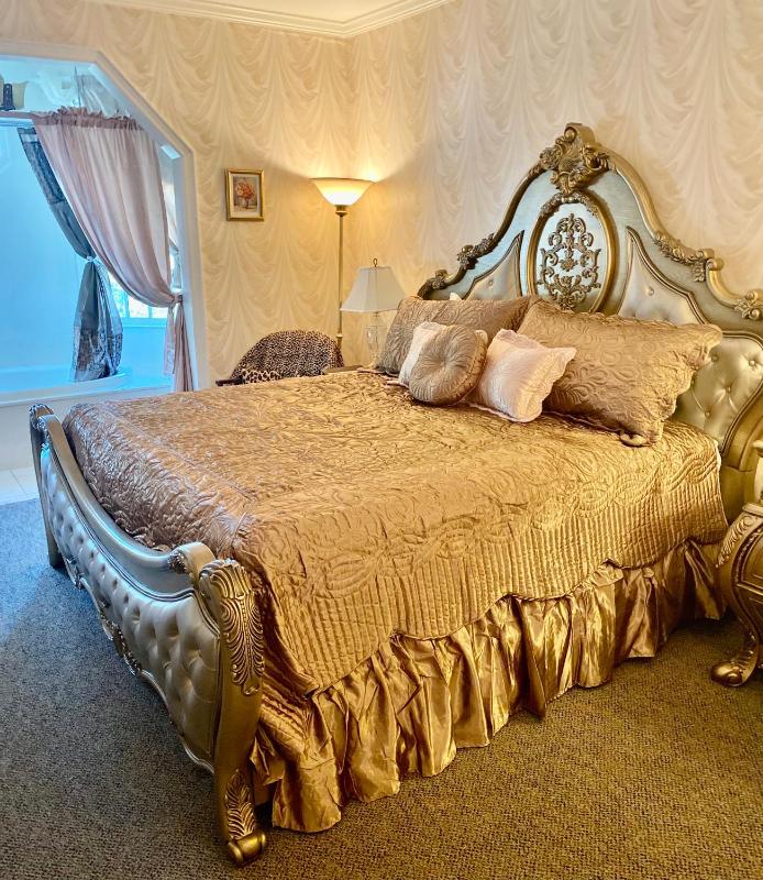 Deluxe King Room image 1