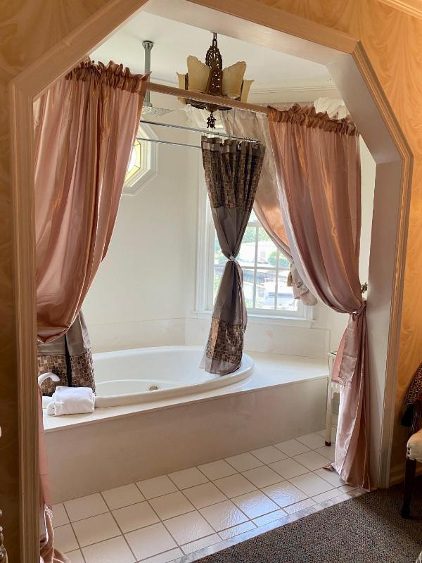 Deluxe King Room image 4