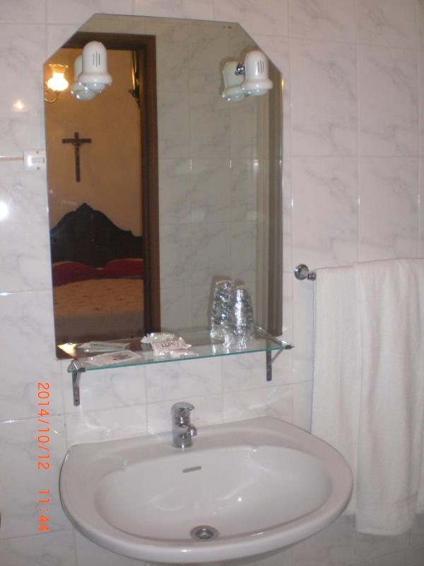 Single Room image 4