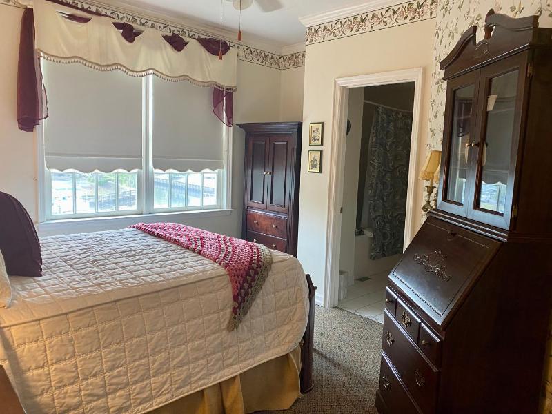 Deluxe Queen Room image 4