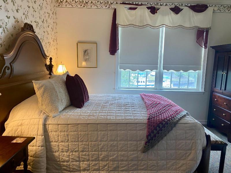 Deluxe Queen Room image 3