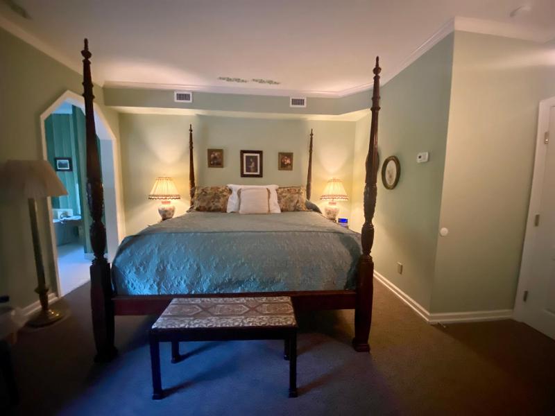 Deluxe King Room image 1
