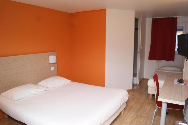 Triple Room (1 Double Bed + 1 Single Bed) image 2