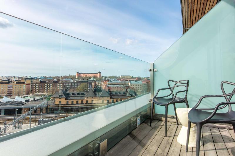 Standard Room with City View and Balcony image 3
