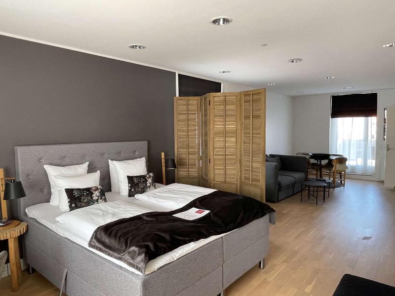 Junior Suite with King Bed and Sofa Bed - Non-Smoking image 2