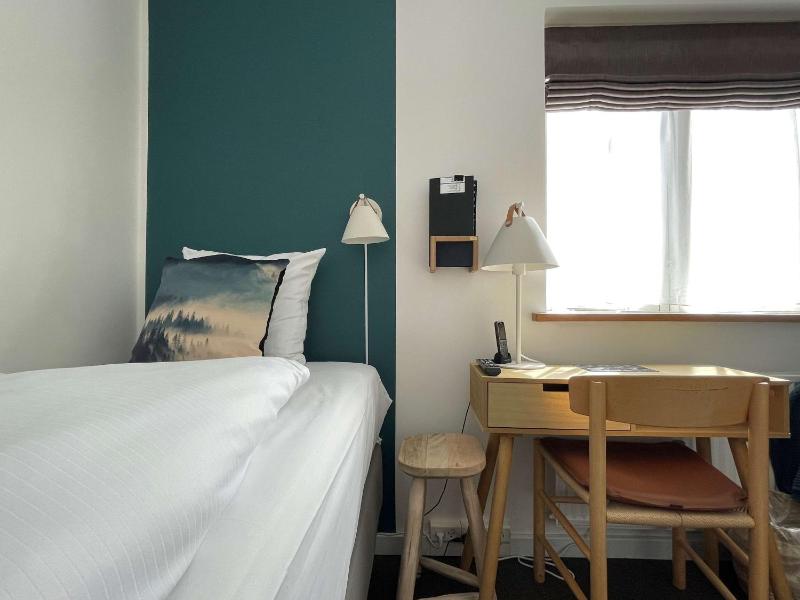 Standard Twin Room - Non-Smoking image 1