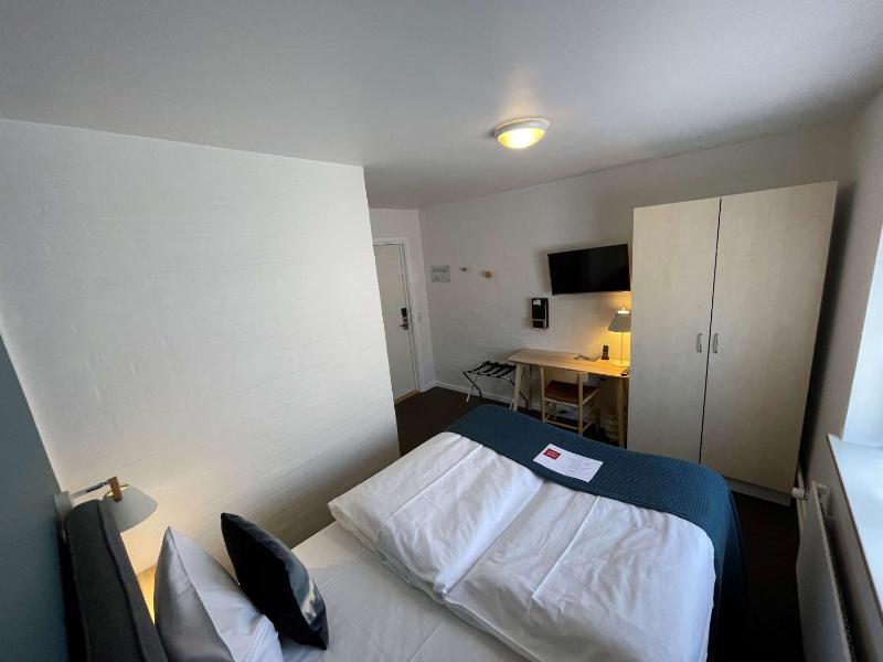 Standard Queen Room - Non-Smoking image 4