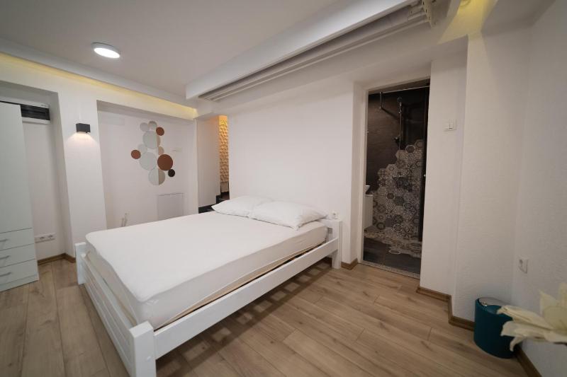 Seven - image 6