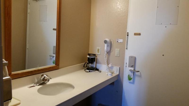 Queen Room - Disability Access - Non-Smoking image 2