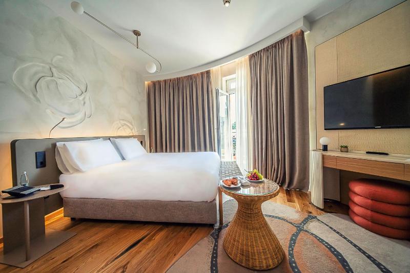 Deluxe King Room with Balcony image 3