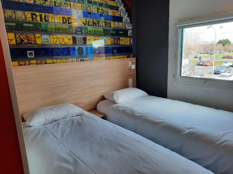 2 Single Beds image 1