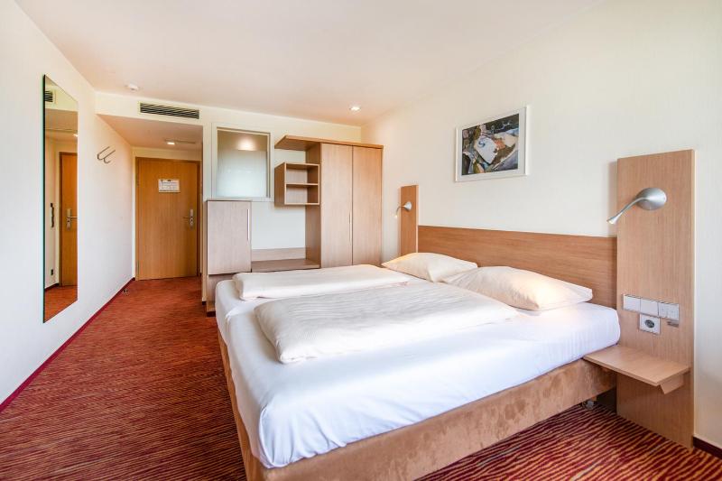 Superior Double Room with River View image 1