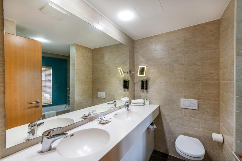 Superior Double Room with River View image 4