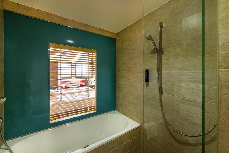 Superior Double Room with River View image 3
